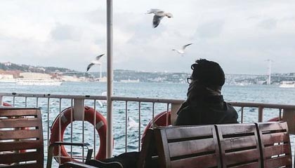 场上对决如火如荼，精彩不断——热血竞技，燃动全场