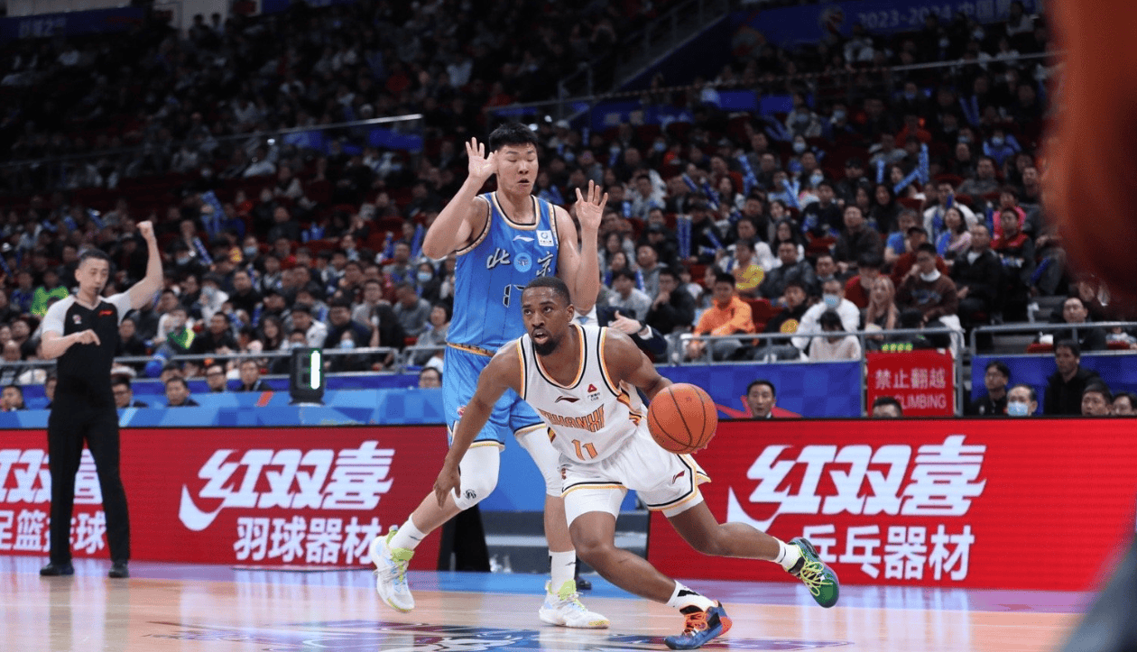 澳亚国际最新版本-本季球员表现卓越，争夺季后赛席位